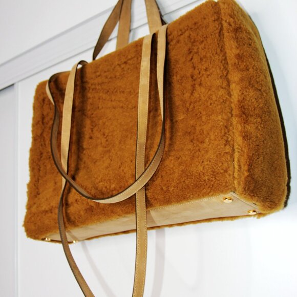 BNWT AW21 JACQUEMUS "LE CABAS NEVE" SHEARLING SHOULDER BAG - Picture 4 of 9